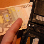 Peniaze pri cestovaní – dostupnosť a bankomaty
